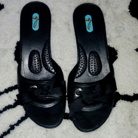 ๐OKAb (Oka - bee)๐ Sandals - Picture 1 of 3